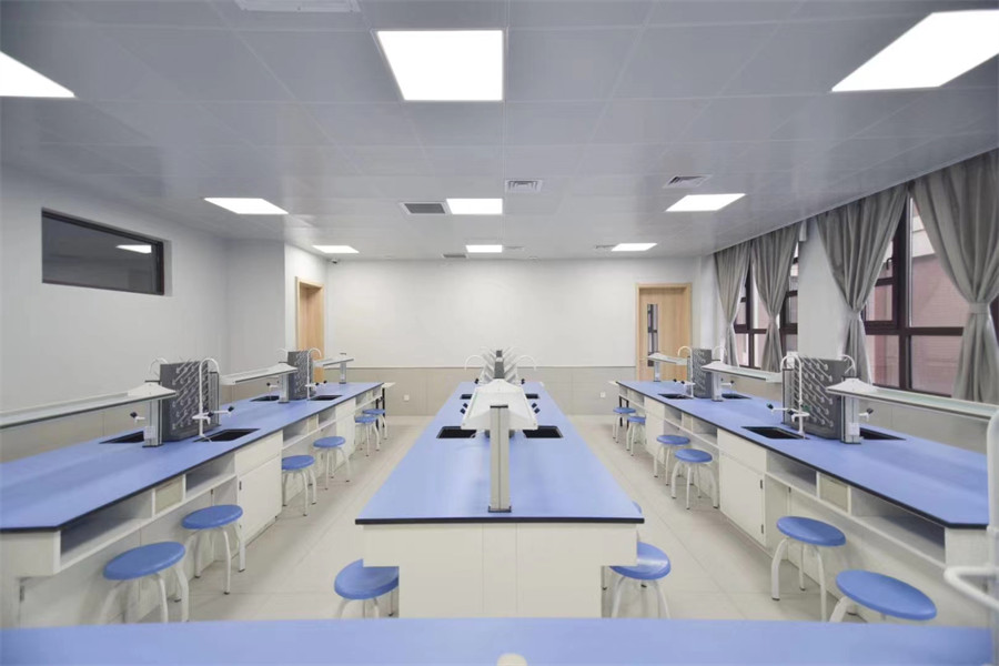 1758878056449030080.jpg 5-綜合實(shí)驗(yàn)教室.jpg