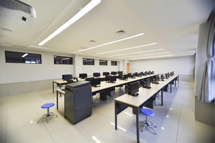 1758878125034088593.jpg 9-信息技術(shù)教室.jpg